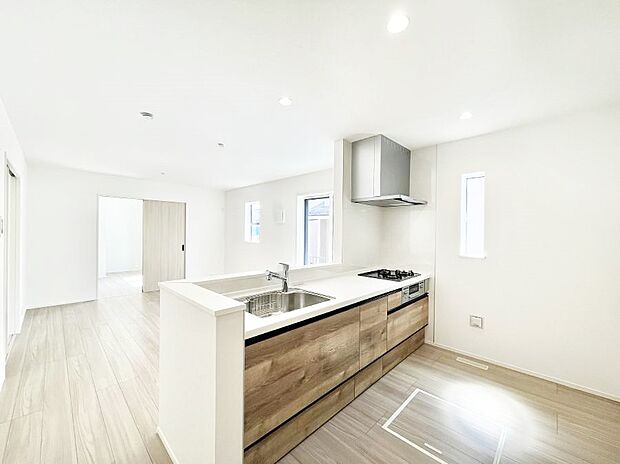 【ダイニングキッチン】料理をしながらでもご家族との会話を楽しめる対面キッチン