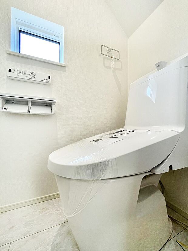 【トイレ】明るく清潔感のあるトイレです。