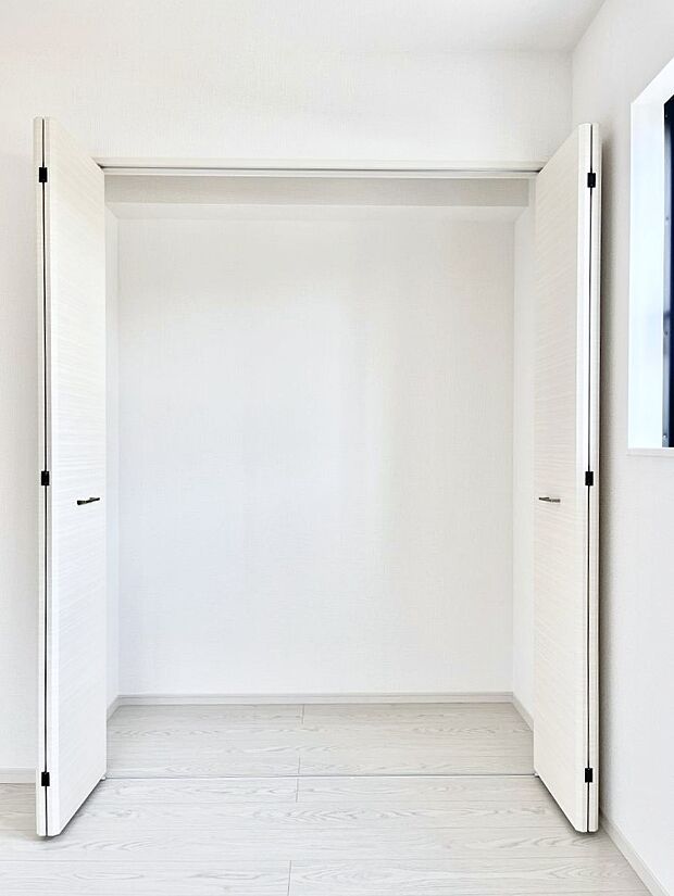 【収納】洋室のクローゼット。奥行きがあるので厚手の衣類もすっきり収まります。