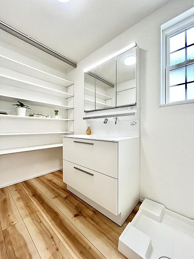 【洗面台・洗面所】大きく見やすい三面鏡で清潔感ある洗面台は、身だしなみチェックや肌のお手入れにおすすめです。 