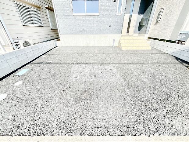 【駐車場】目の前が駐車場だと雨の日も大量にお買い物をした時も便利ですね