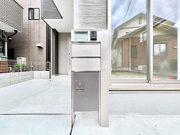【その他現地】表札・インターホン・ポスト・宅配ＢＯＸをひとつに集約。エントランスになじむシンプルデザイン。