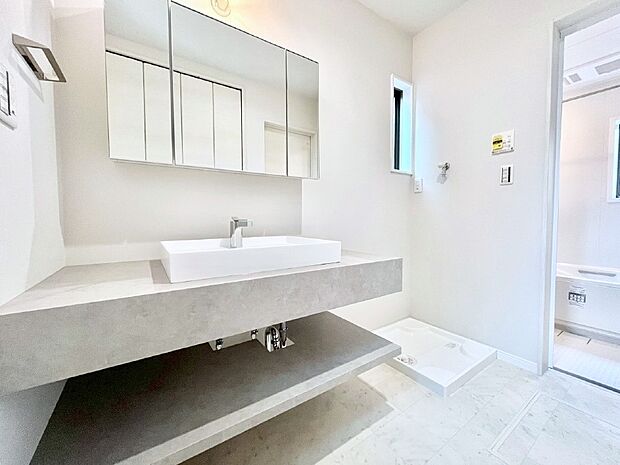 【脱衣場】清潔感のある快適空間です。毎日の身支度も気持ち良くお使い頂けます。 