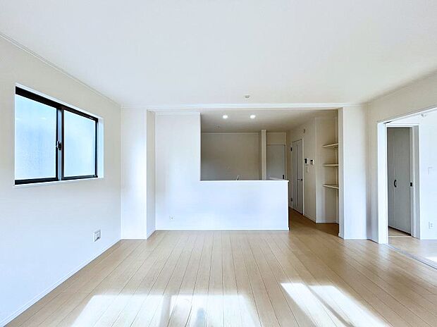 【リビングダイニング】明るい陽光が注ぎ、寛ぎの雰囲気に満たされるリビング・ダイニング。