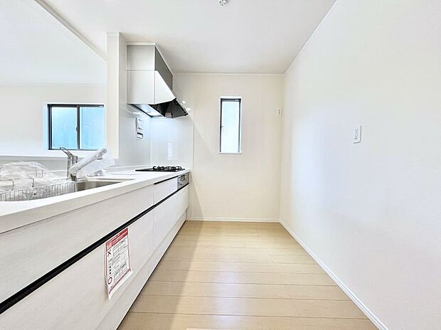 【ダイニングキッチン】爽やかな風が通り抜けるキッチン。窓があるので明るく換気にも役立ちます。