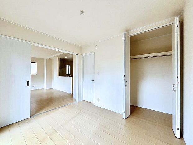 【子供部屋】リビング横の洋室は引き戸を開ければリビングと一体に。閉じれば独立した洋室に。