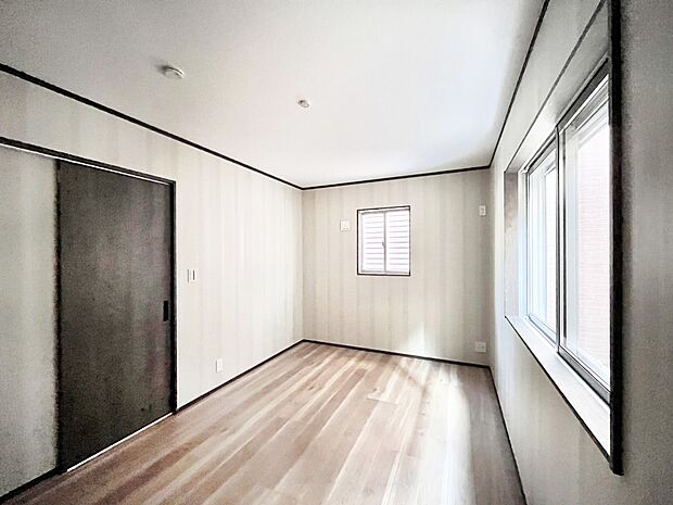 【洋室】2面採光を確保した明るい空間。家族みんなが快適な暮らしを実現する設計です。