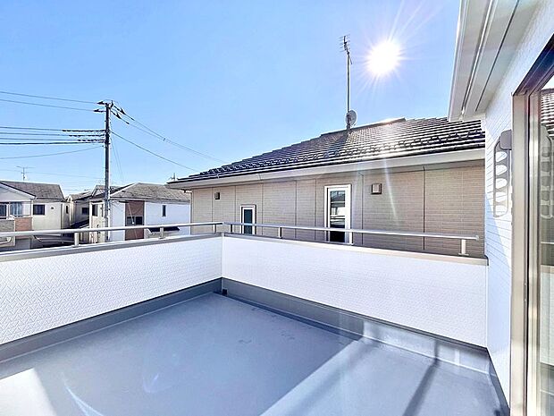 【バルコニー】ゆったりバルコニーだから沢山お洗濯ものを干せます。