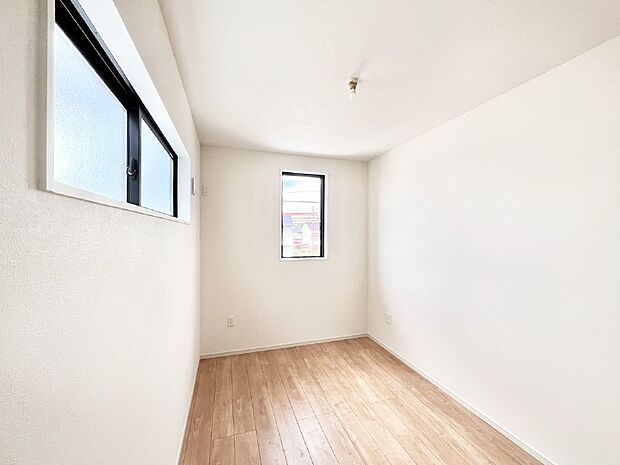 【子供部屋】2面採光で気持ちよく自然光が取り入れられるのでお子様のお部屋にもピッタリ