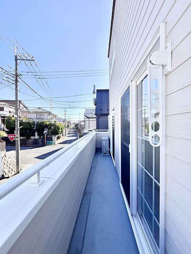 【バルコニー】気持ちよい陽光と風を感じられます