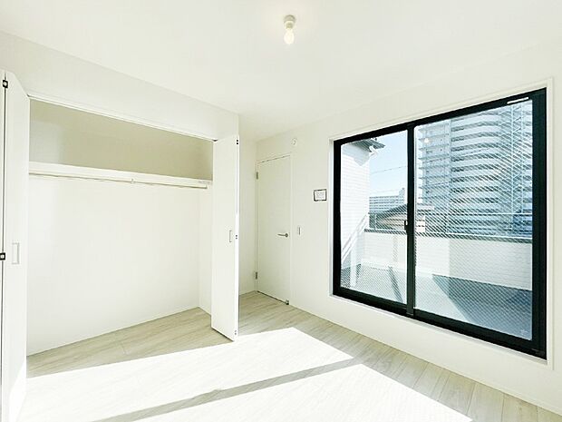 【寝室】収納が充実しているので居住スペースを広々使えます