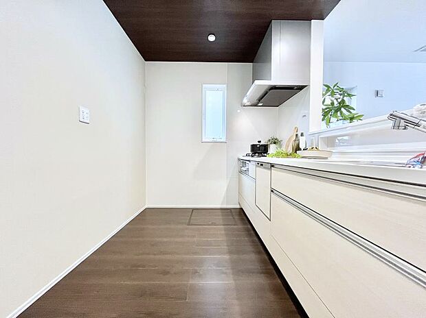 【ダイニングキッチン】爽やかな風が通り抜けるキッチン。窓があるので明るく換気にも役立ちます。