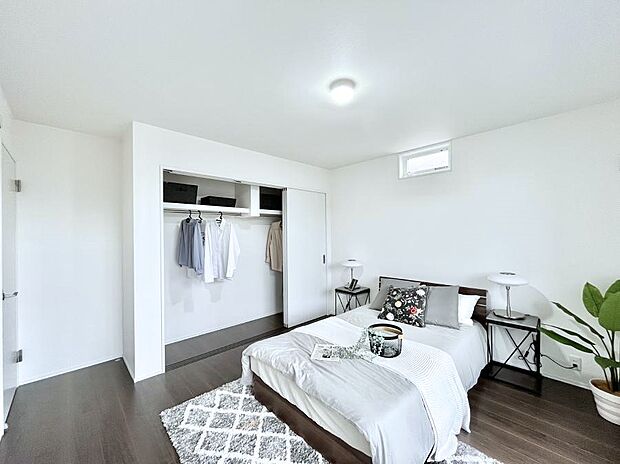 【洋室】使いやすい形でベットや家具の置き方にも困ることもありません。