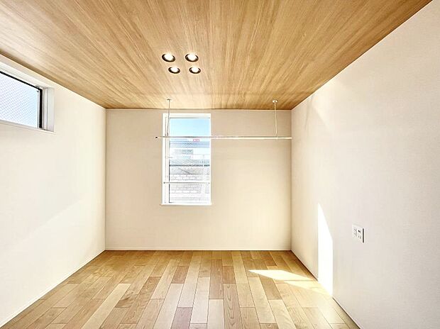 【リビングダイニング】明るい陽光が注ぎ、寛ぎの雰囲気に満たされるリビング・ダイニング。