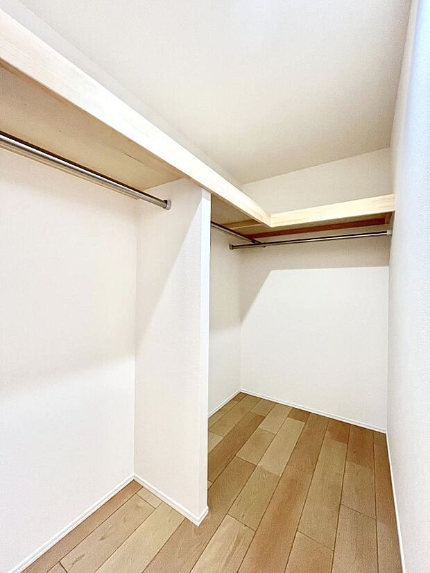 【ウォークインクローゼット】ウォークインクローゼット付きで生活空間を広く利用できます。