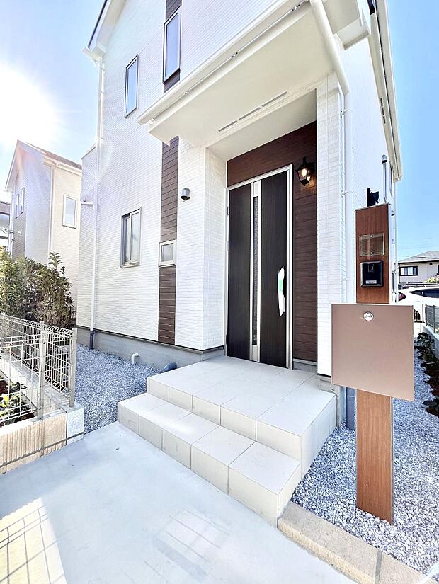 【玄関】大切な家族、来客を出迎える玄関。