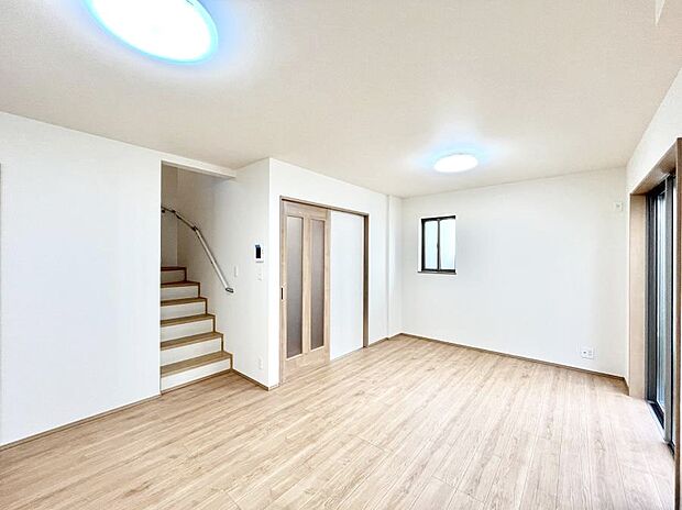 【リビングダイニング】リビング階段が家族の笑顔と会話をつないでくれます  