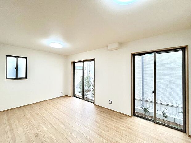 【ダイニング】大きな窓からたっぷりの陽光と風を感じられるリビング  