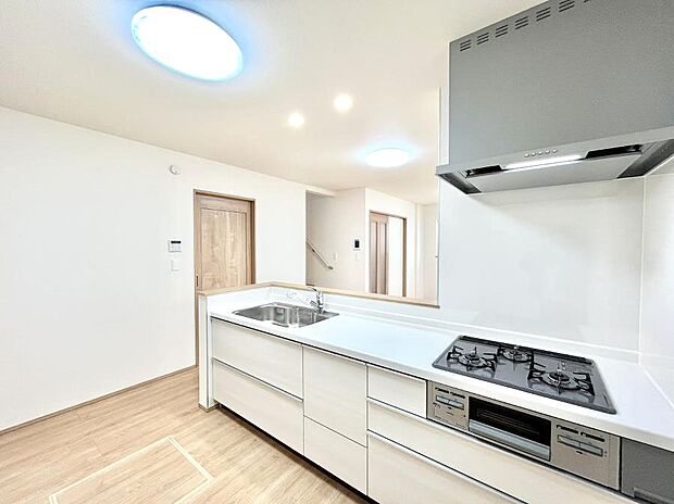 【ダイニングキッチン】料理をしながらでもご家族との会話を楽しめる対面キッチン