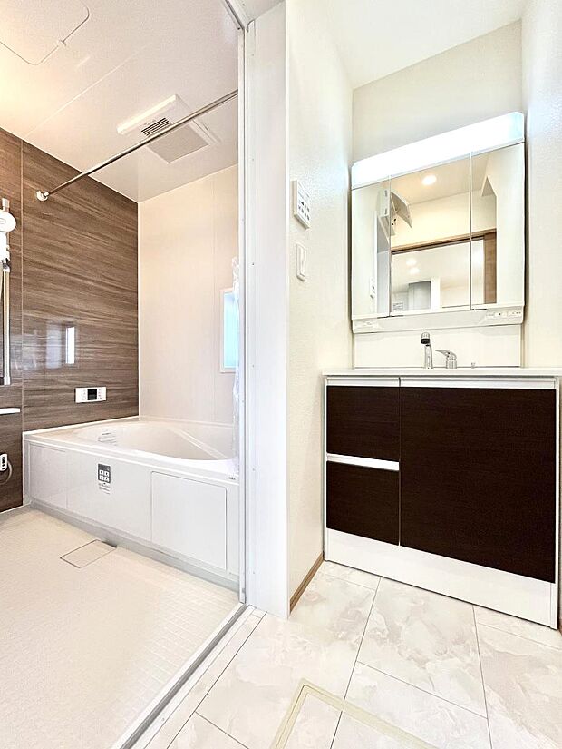 【脱衣場】清潔感のある快適空間です。毎日の身支度も気持ち良くお使い頂けます。 