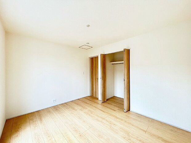 【寝室】収納が充実しているので居住スペースを広々使えます