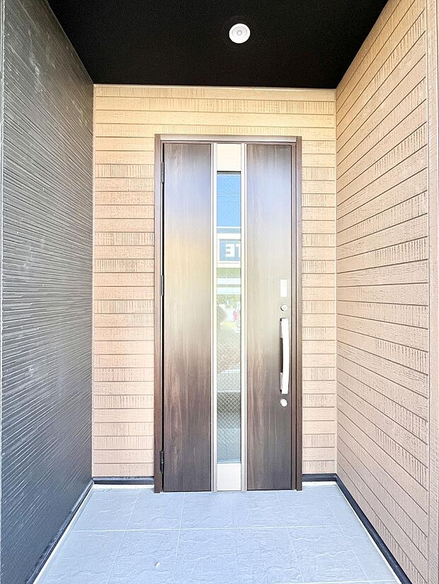 【玄関】大切な家族、来客を出迎える玄関。