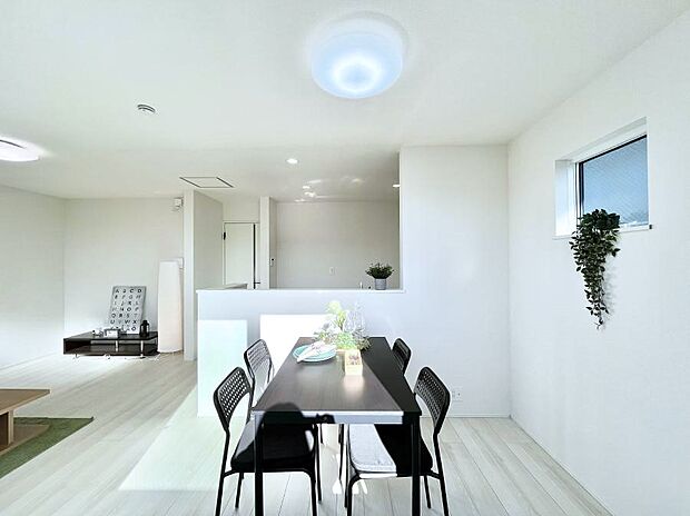 【ダイニング】家族の笑顔が自然と生まれてくる、そんな雰囲気のダイニングに仕上がっています。