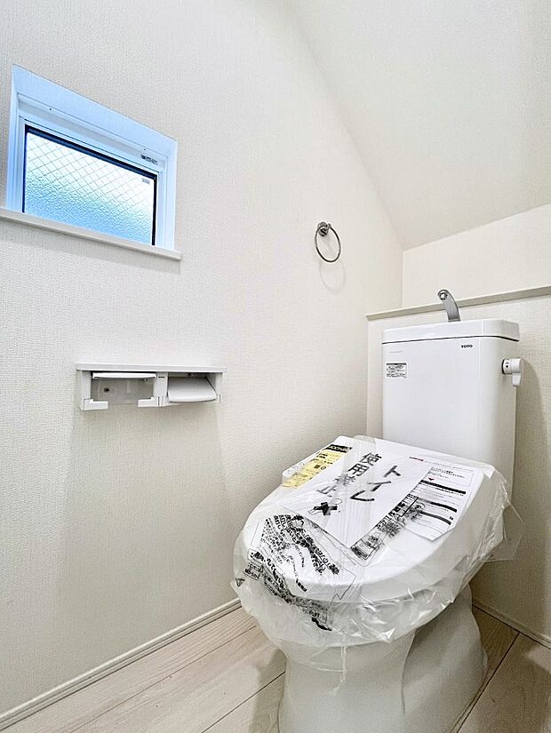 【トイレ】トイレは1階と2階それぞれに配置されていてとても便利です。 