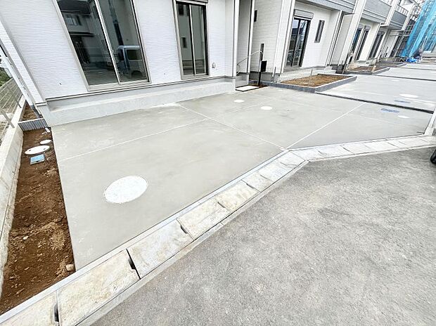 【駐車場】駐車2台可能！急なお客様の駐車に。また、ご家族の自転車スペースとしても大活躍。