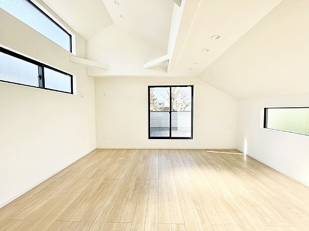 【リビングダイニング】2階リビング。バルコニーに面した明るいＬＤＫは家族みんなの快適空間