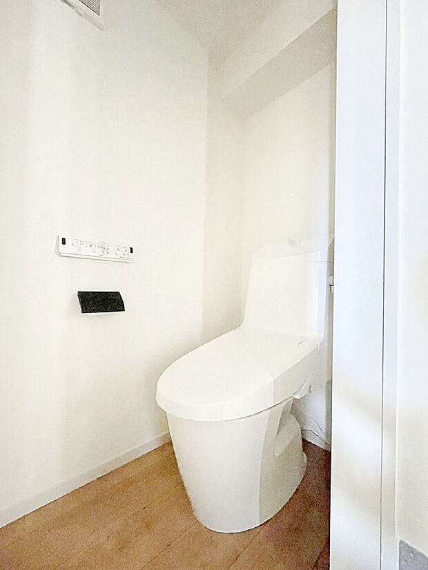 【トイレ】トイレは1階と2階それぞれに配置されていてとても便利です。