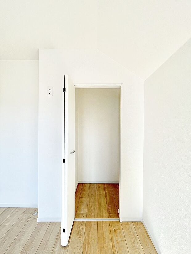 【クローゼット】豊富な収納で生活スペースがすっきりします。