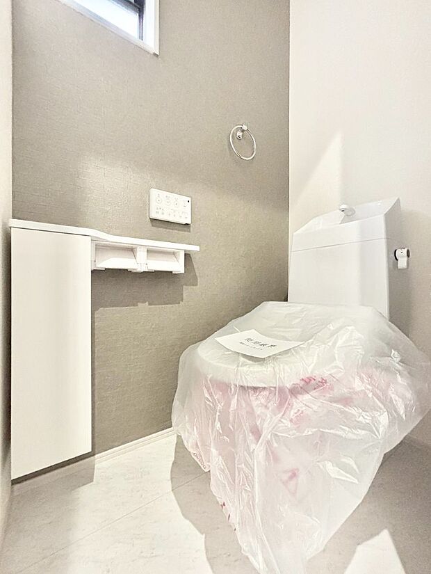 【トイレ】明るく清潔感のあるトイレです。 