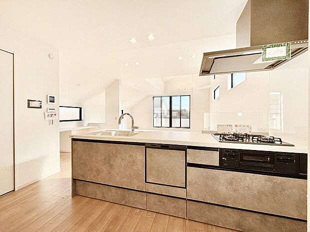 【ダイニングキッチン】カウンター越しに楽しいおしゃべり。いつものお料理がもっと美味しくなりそうですね。