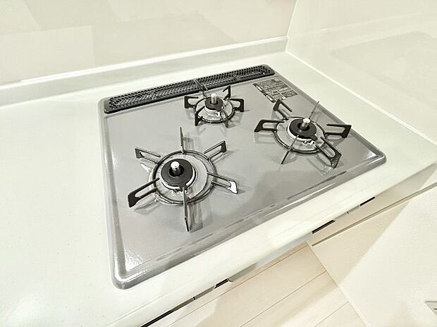 【Ｓｉセンサーコンロ】ガスコンロはＳｉセンサー搭載。火力調節や焦げ付き・消し忘れも防いでくれます。