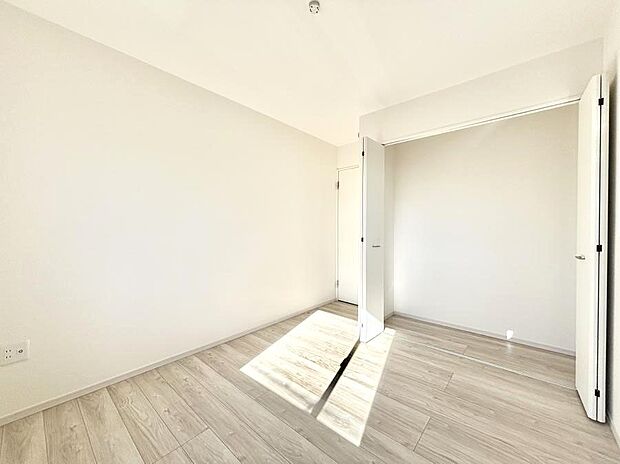 【寝室】収納が充実しているので居住スペースを広々使えます  