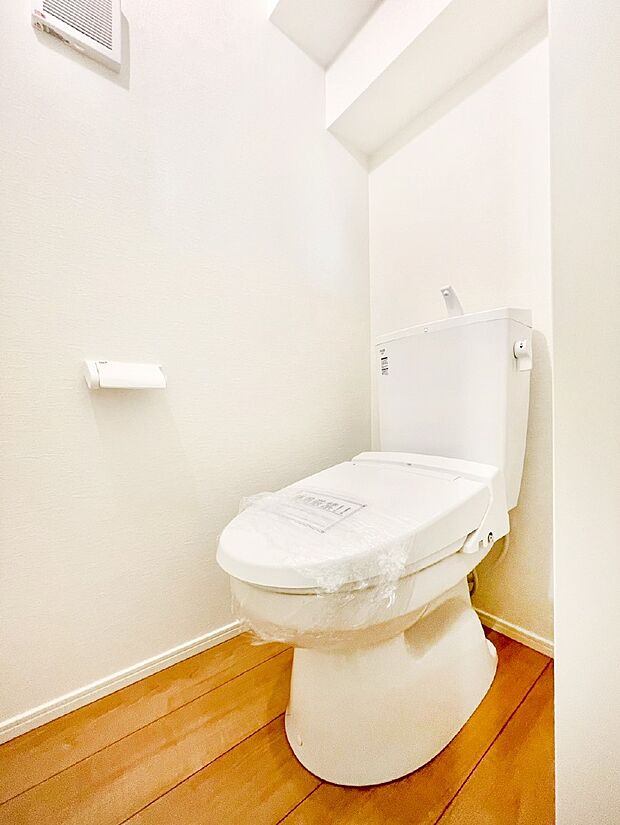 【トイレ】清潔感のある白を基調とした落ち着ける空間