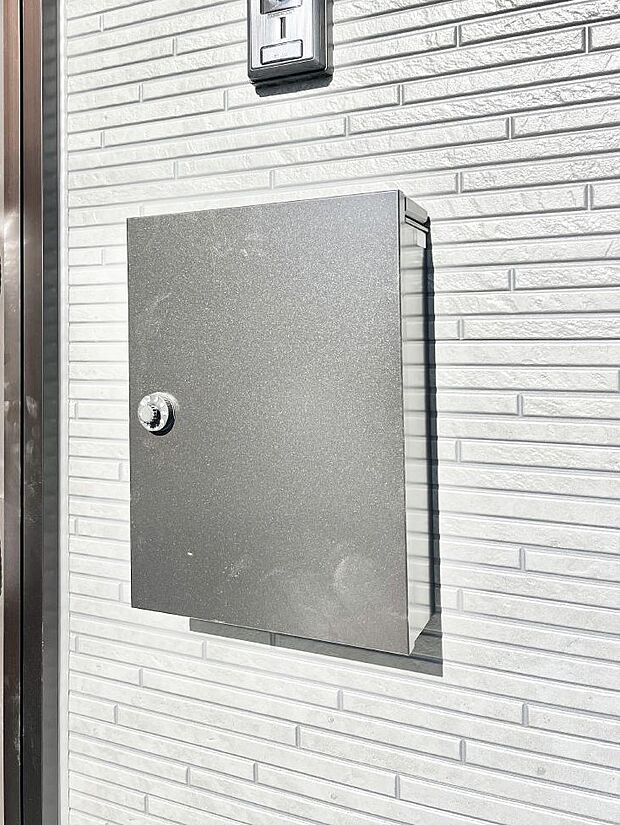 【その他現地】シンプルデザインのポスト。