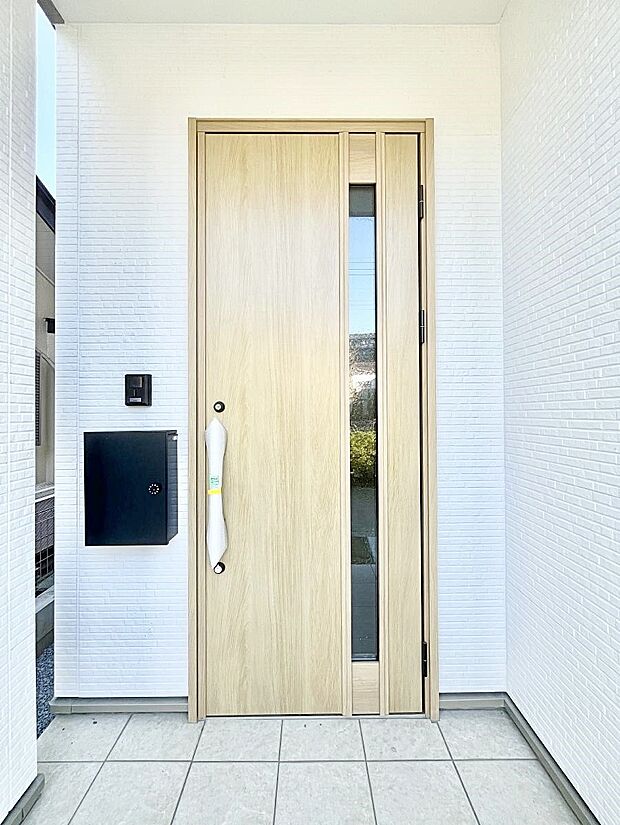 【玄関】大切な家族、来客を出迎える玄関。玄関前は屋根付きで雨が降っていても濡れにくいです。