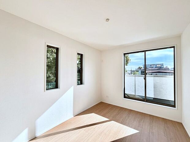 【洋室】バルコニーが開放感をプラスしてくれる洋室