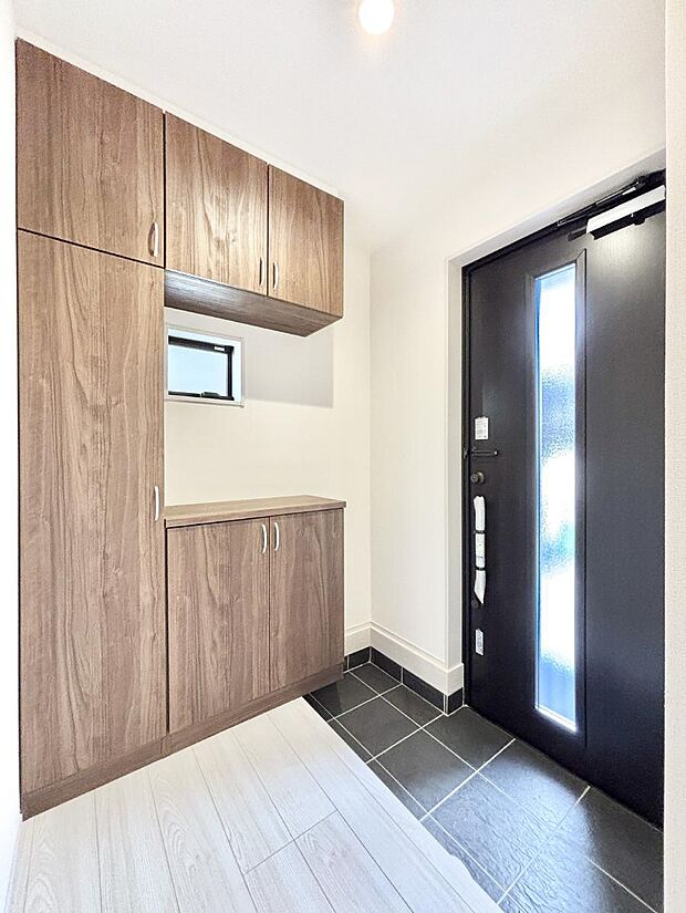 【玄関】明るい玄関はお客様をお出迎えするのにぴったりです!