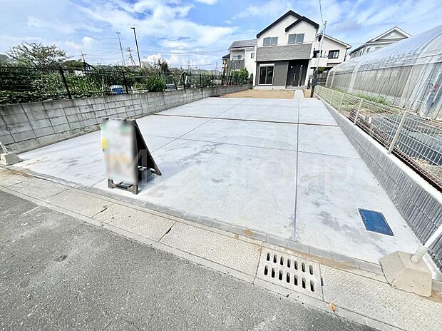 【駐車場】駐車4台可能!お仕事や来客用にも対応できます。