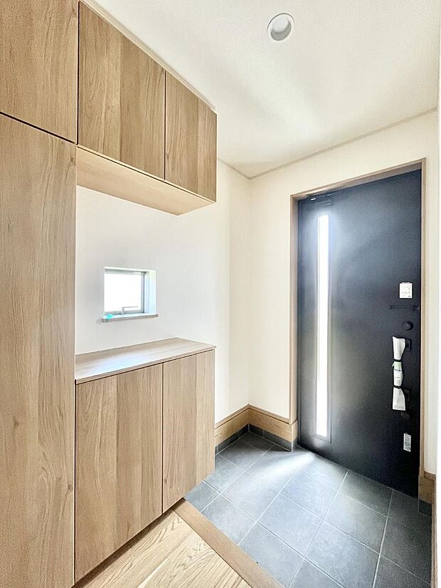 【玄関】飾り棚を利用して、お越しいただくお客様をおもてなしできます。