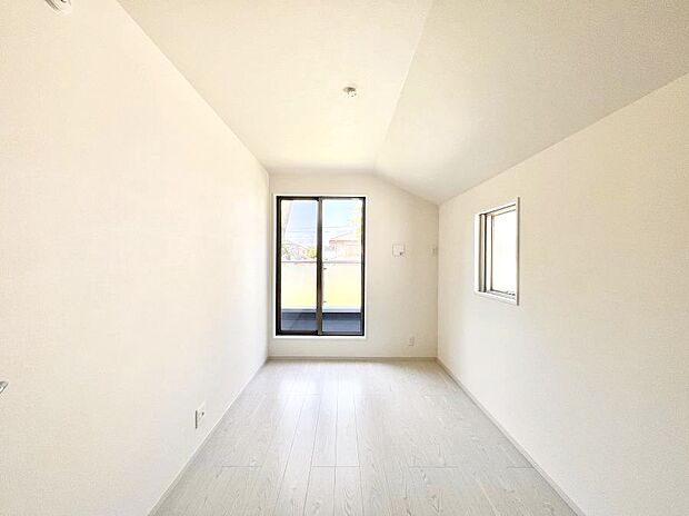 【洋室】明るいバルコニーサイドに洋室を設置。目覚めの良い寝室に。