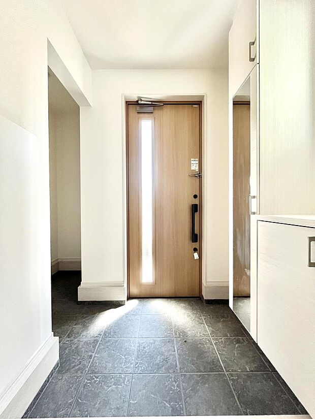 【玄関】明るい玄関はお客様をお出迎えするのにぴったりです!