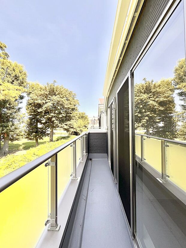 【バルコニー】暖かな陽光が降り注ぐバルコニーはお洗濯におすすめ。爽やかな風も心地よいです。