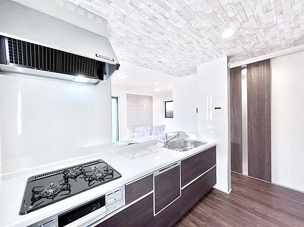 【ダイニングキッチン】料理をしながらでもご家族との会話を楽しめる対面キッチン