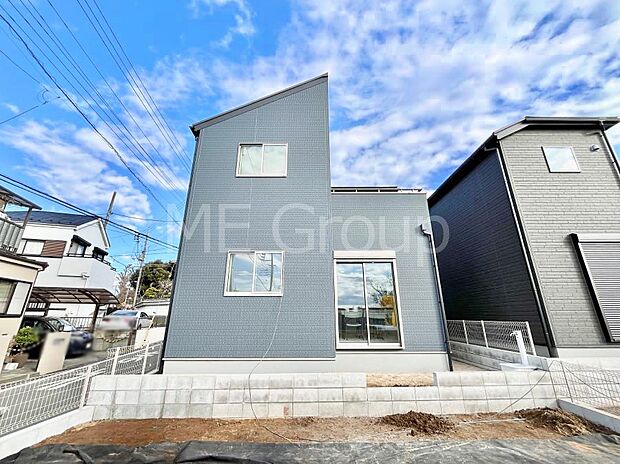 【現地外観写真】シンプルで落ち着きのある建物は住むかたの個性でオリジナルなものになっていきます。