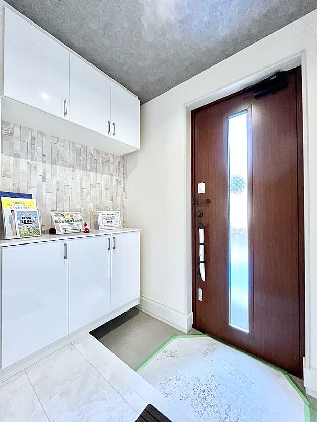 【玄関】飾り棚を利用して、お越しいただくお客様をおもてなしできます。