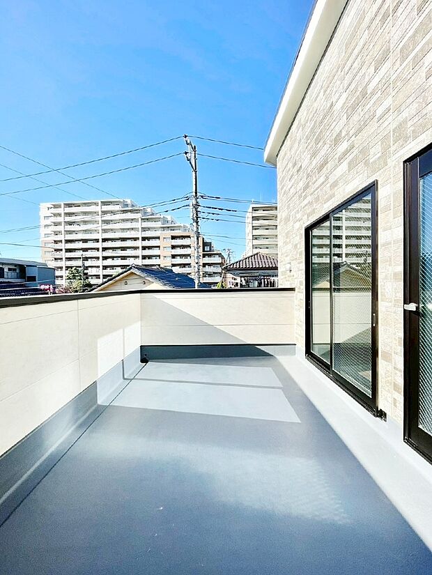 【バルコニー】ゆったりバルコニーだから沢山お洗濯ものを干せます。